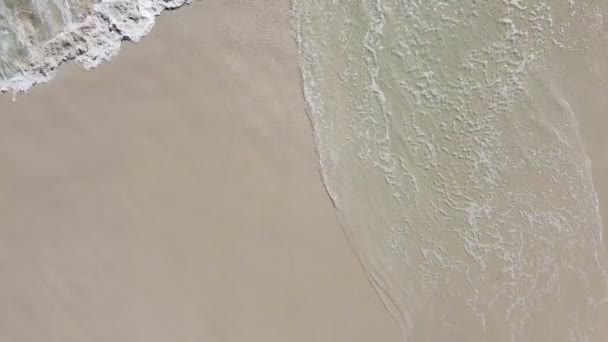 Vista Aérea Sobre Ondas Que Batem Praia Água Mar Azul — Vídeo de Stock