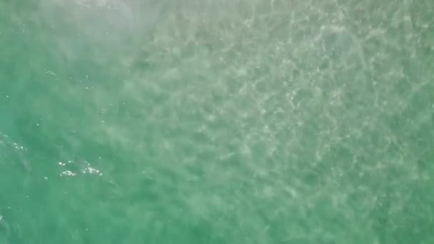 Aerial Birds Eye View Beautiful Turquoise Sea Waves Lapping Beach — Stok video