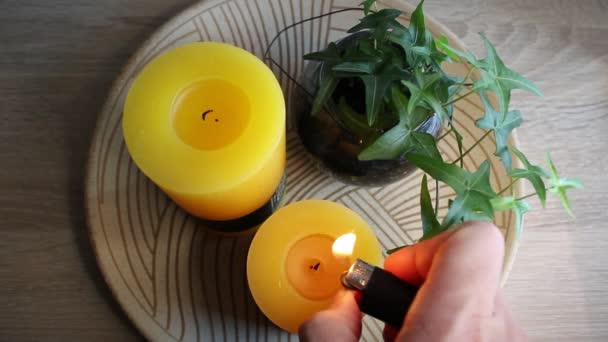 有香味的蜡烛在室内桌子上点着 头顶静态射击 — 图库视频影像