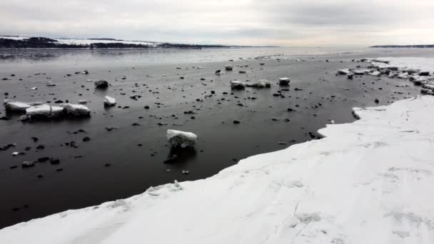 Primavera Sul Maestoso Fiume San Lorenzo Vicino Alla Città Canadese — Video Stock