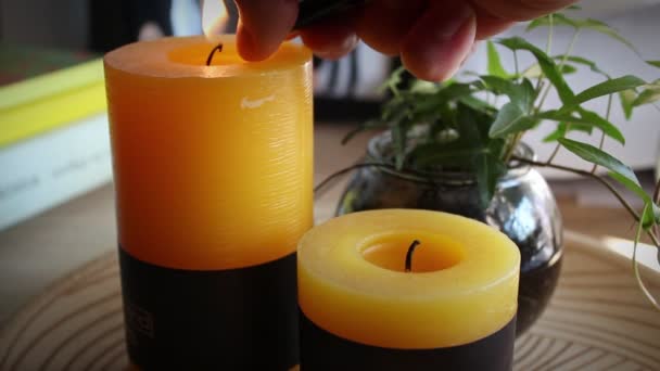 Две Ароматные Свечи Зажигаются Кофейном Столике Статическая Сторона Кадре — стоковое видео