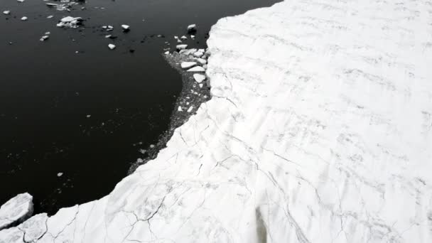 ケベック州ボーモントのカナダの町の近くにあるセントローレンス川との極端なコントラスト — ストック動画