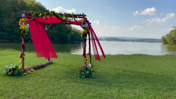 Traditional Jewish Wedding Chuppah Natural Wood Red Cloth Flowers Summer — Vídeo de Stock