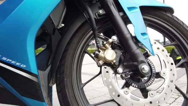 2022年3月12日 吉隆坡 本田Rs X150摩托车明亮的蓝色展示 2021年底从本田制造商手中运来的摩托车 关闭前轮和盘上的枪托 — 图库视频影像