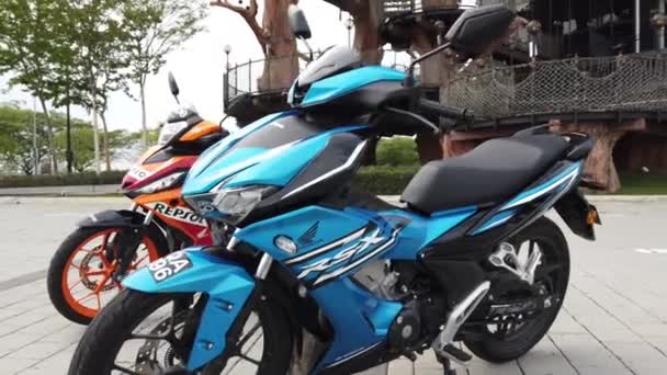 Malaysia Kuala Lumpur March 2022 Motorcycle Output Manufacturer Honda 一个惊人的展示两个本田摩托车充满活力的蓝色和橙色 — 图库视频影像