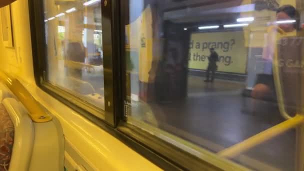 クイーンズランド鉄道都市ネットワーク ブリスベンオーストラリアの中央駅に到着した列車 窓から外を見る乗客の視点 — ストック動画