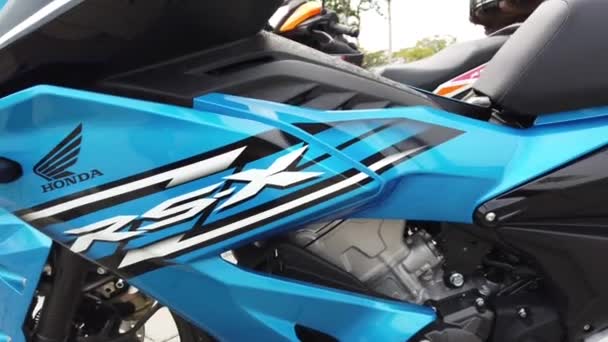 Kuala Lumpur Mart 2022 Parlak Mavi Renkli Honda 150 Motorsikletinin — Stok video
