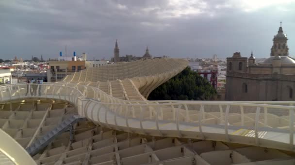 Pan Över Gångväg Toppen Sevilla Metropol Parasol Molnig Dag — Stockvideo
