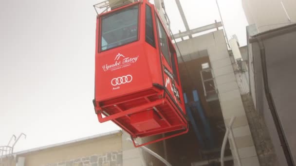 Audi Cable Car Moving Station Till Disappears Fog Cinematic Tracking — Stockvideo