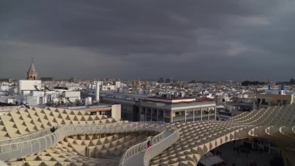 Högt Över Pan Över Sevilla Metropol Parasol Molnig Dag — Stockvideo