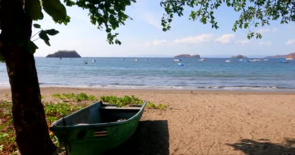 Drewniana Łódź Tropikalnej Plaży Drzewem Słoneczny Dzień Coco Beach Guanacaste — Wideo stockowe