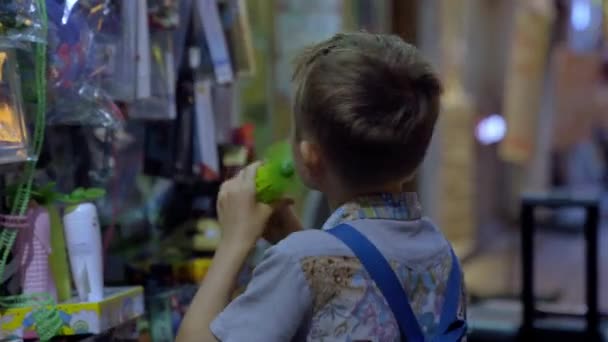 Niño Caucásico Jugando Con Mini Ventilador Mientras Elige Juguetes Tienda — Vídeos de Stock