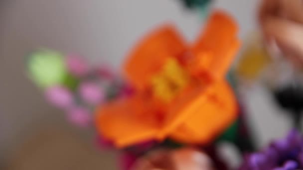 Αλλαγή Εστίασης Και Bokeh Από Ένα Πολύχρωμο Λουλούδι Lego Μπουκέτο — Αρχείο Βίντεο