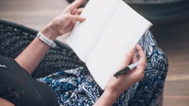 Hand Der Frau Hält Stift Und Schreibt Ideen Notizbuch Nahaufnahme — Stockvideo