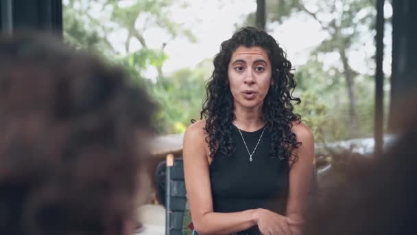 Atrakcyjna Para Terapeutka Kobieta Rozmawia Małżeństwem Widok Ręczny — Wideo stockowe