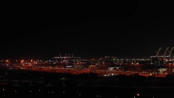 长滩港口的全景全景 在夜间的物流危机中 集装箱船在港内搁浅 — 图库视频影像