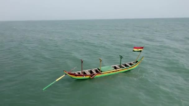 Barco Con Bandera Mar — Vídeo de stock