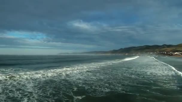 Drone Alta Velocità Bassa Quota Che Sorvola Onde Dell Oceano — Video Stock