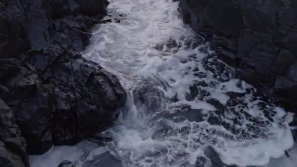 Tidal Waves Rollen Canyon Bij Zonsondergang Statisch Schot Slow Motion — Stockvideo