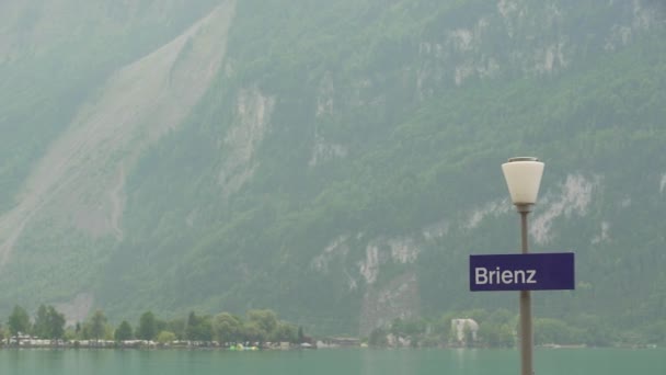 ブルーロケーションスイスのブリエンツ駅のサイン — ストック動画