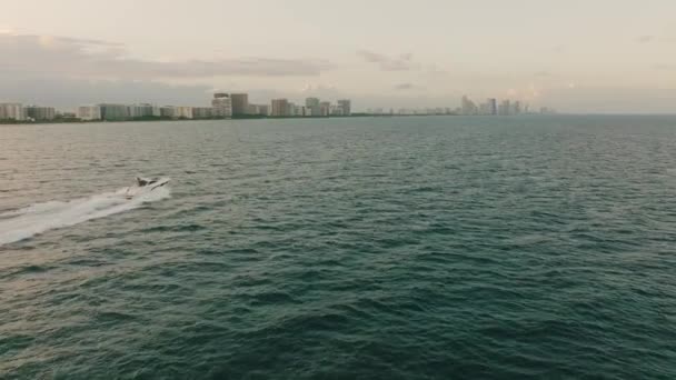 Speedboat Navigates Miami Beach Coastline Florida Leaving Long White Wake — Stock Video