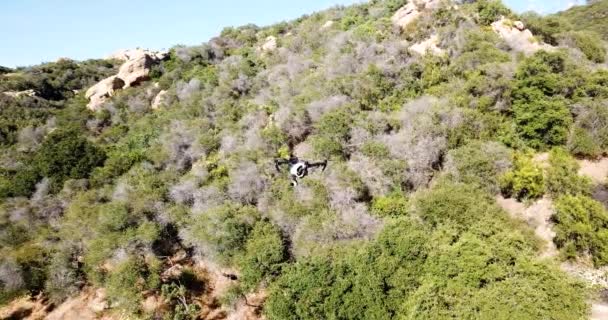 White Drone Vliegt Achtergrond Van Natuur Dji Inspiratie Hangend Lucht — Stockvideo