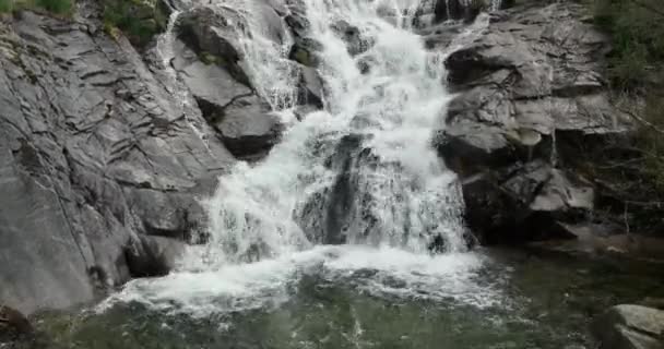 Brave Large Waterfall Valle Del Jerte Spain — Stok video