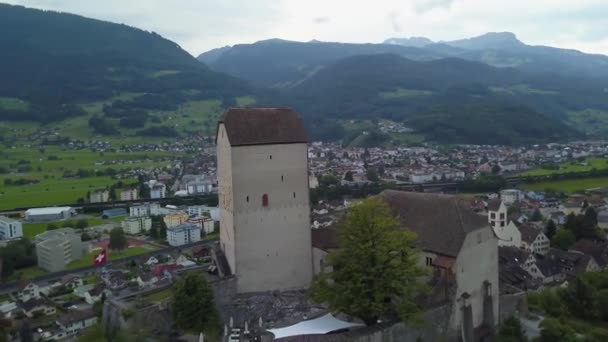 在瑞士撒尔根城堡上空的无人驾驶飞机俯瞰 — 图库视频影像