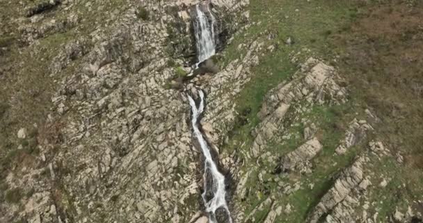 Stort Vattenfall Mitt Valle Del Jerte Spanien — Stockvideo