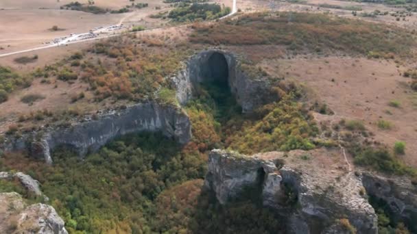 Drone Shot Prohodna Cave Entrance Bulgaria Lukovit Karlukovo — 비디오
