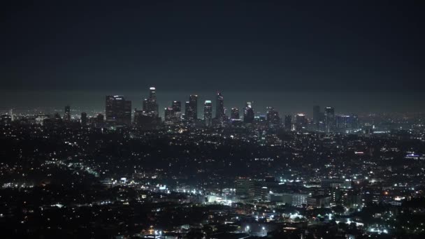 象徴的なロサンゼルスのスカイラインの街並みが遠くから夜にかけて — ストック動画