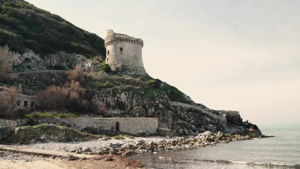 Ben Torre Paola Het Sabaudia Italië Mount Circeo Stenen Toren — Stockvideo