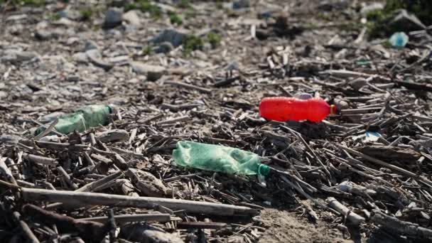 Sahilde Çöp Yeşil Turuncu Kullanılmış Şişeler Kumda Atık Kirliliği — Stok video