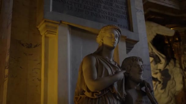 Standbeelden Van Een Vrouw Een Man Een Kerk Verlicht Met — Stockvideo