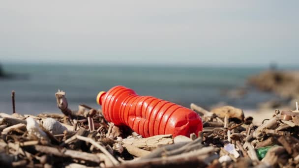 Botella Plástico Naranja Basura Playa Basura Junto Mar Azul Contaminación — Vídeo de stock