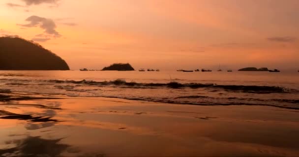 Schöner Sonnenuntergang Über Einem Sandstrand Und Meereswellen Costa Rica Goldene — Stockvideo