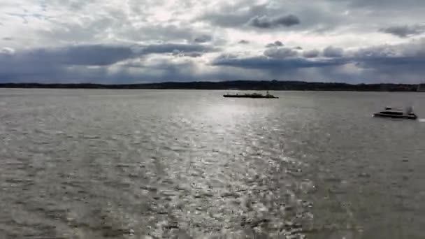 Antenntidslopp Pråm Och Färja Seglar Vattnen Upper Bay New York — Stockvideo