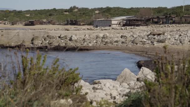 Сабаудия Италия Залив Рокки Зеленой Растительностью Спокойным Морем Перед Сан — стоковое видео