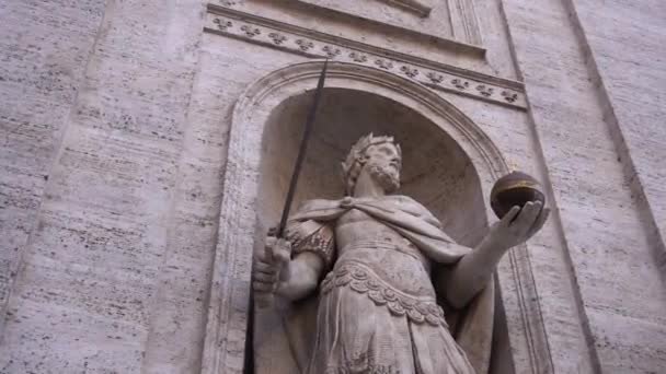 Statue Emperor Holding Sword Relic Engraved White Stone Wall Roman — Stockvideo