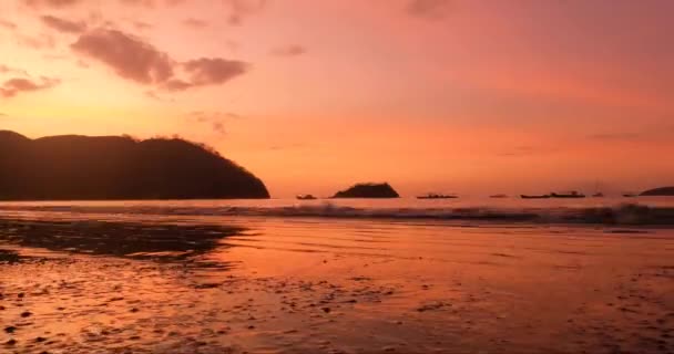 Timelapse Una Hermosa Puesta Sol Sobre Una Playa Arena Costa — Vídeo de stock