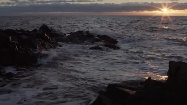 Zonsondergang Stormachtige Oceaan Kustlijn Rotsen Slow Motion Horizontaal — Stockvideo