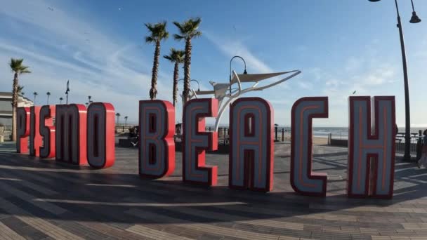 Het Grote Bord Pismo Beach Verwelkomen Bezoekers Een Heldere Zonnige — Stockvideo