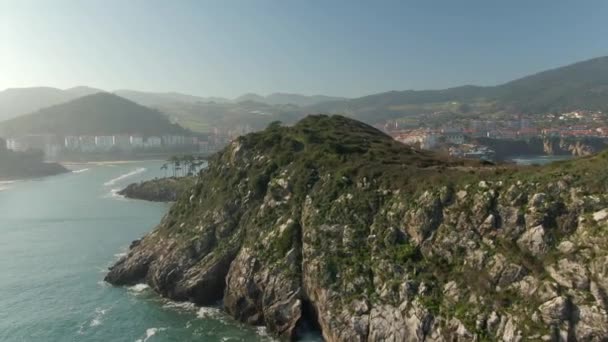 Flyover Verde San Nicolas Isola Rivelando Lekeitio Panoramica Baia Cityscape — Video Stock