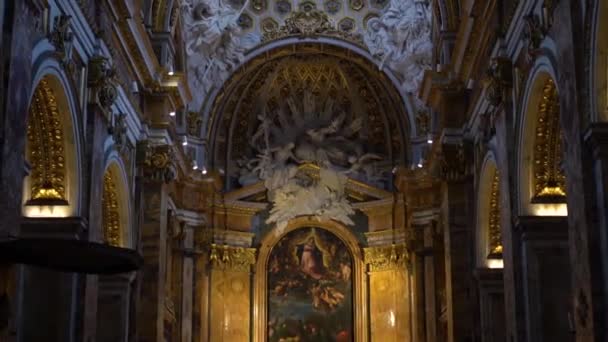 Wewnątrz Rzymskiego Kościoła Żółtymi Światłami Naturalnym Światłem Wchodzącym Góry — Wideo stockowe