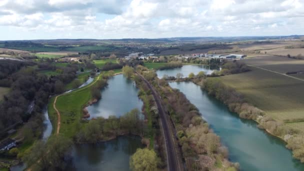 Μια Σιδηροδρομική Γραμμή Που Διασχίζει Δύο Λίμνες Στη Βρετανική Ύπαιθρο — Αρχείο Βίντεο