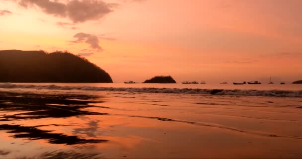 Niesamowity Zachód Słońca Nad Piaszczystą Plażą Kostaryka Złoty Godzinę Tropikalny — Wideo stockowe