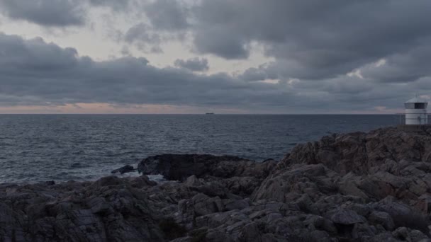 Strzał Statkiem Towarowym Oddali Latarnią Morską Pierwszym Planie Zachód Słońca — Wideo stockowe