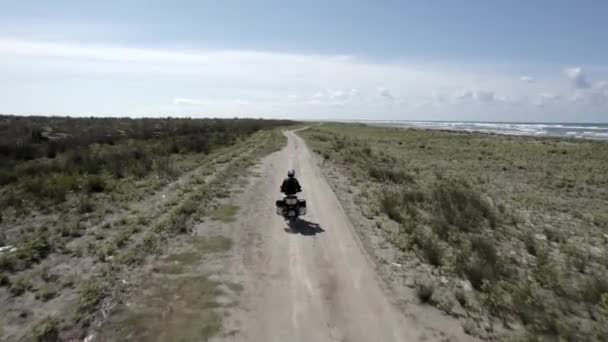 Video Con Drone Seguimi Motociclista Che Guida Lungo Spiaggia Spiaggia — Video Stock