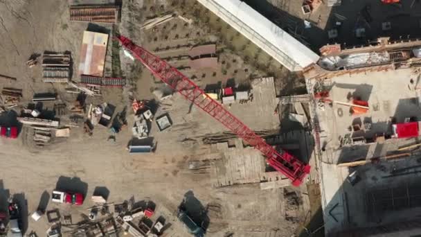 空中トップダウン 財団建設現場に建立されたクローラクレーン — ストック動画