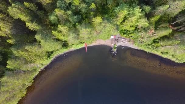 Drone Shot Rotating Facing Island Middle Northern Lake Kayak Shore — Vídeos de Stock